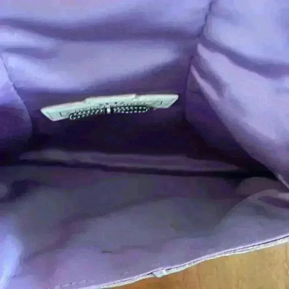 Beautiful Henri Bendel bronze wristlet with purple interior - Picture 3 of 4